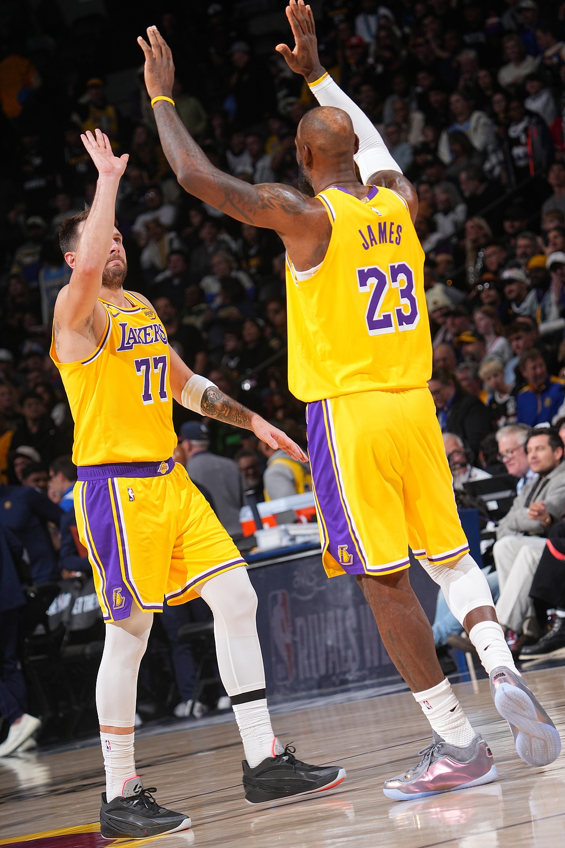 世界杯比赛在线观看平台-詹姆斯：掘金首节的三分简直投疯了 下半场我们提升了防守强度