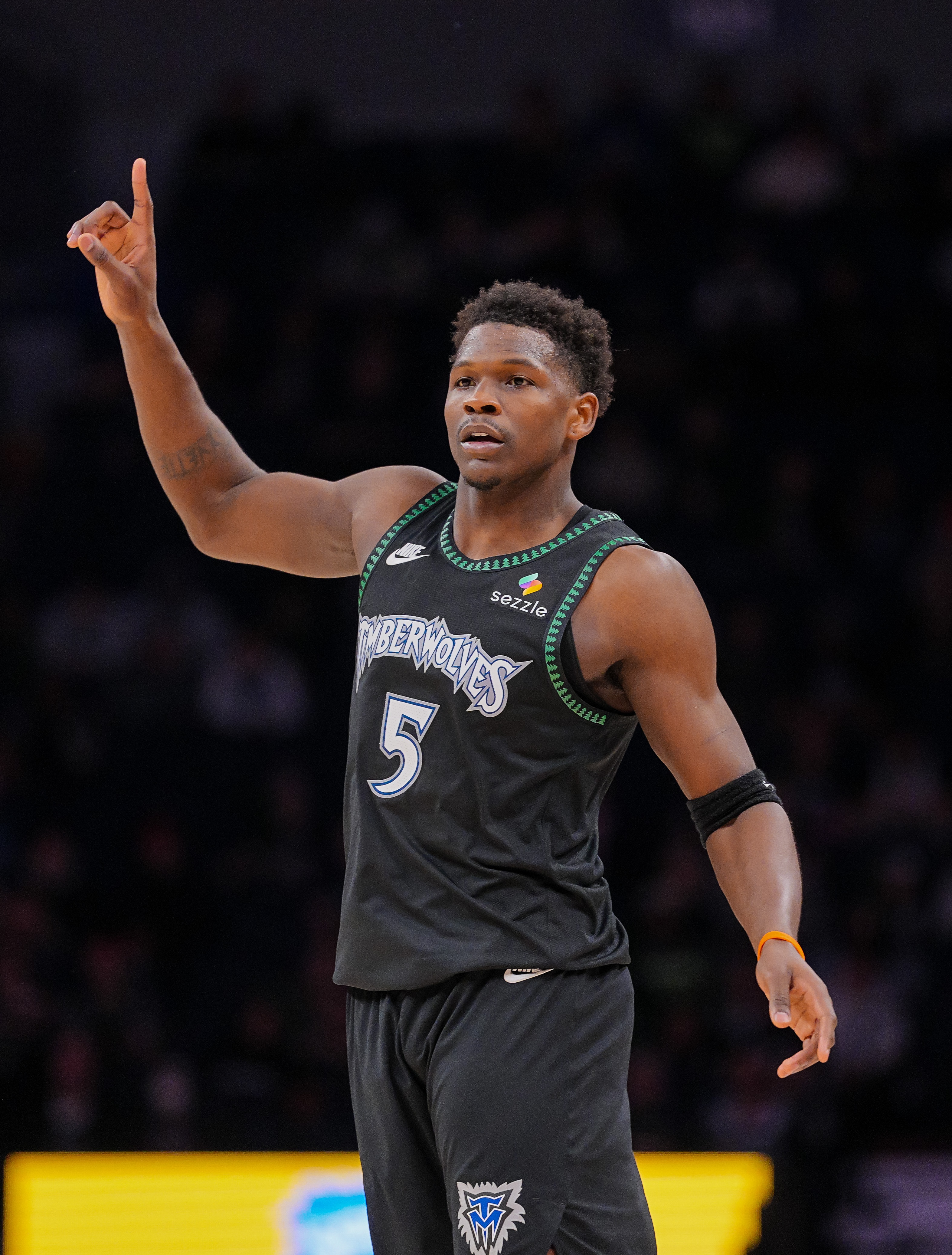 世界杯客户端升级说明-攻防俱佳！爱德华兹半场13中8&amp;三分5中3 砍下21分并有4次抢断